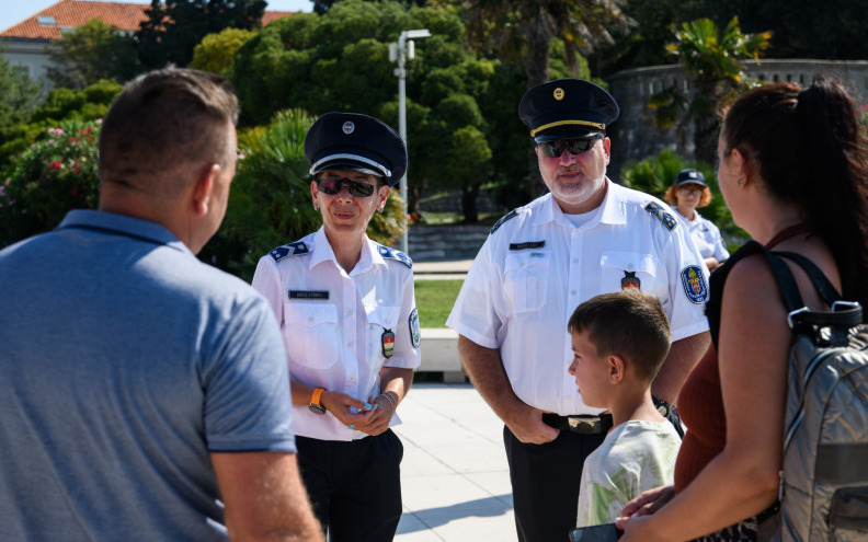 Proveli smo dan sa stranim policajcima u Zadru: ’Zovu nas i zbog - prognoze!’