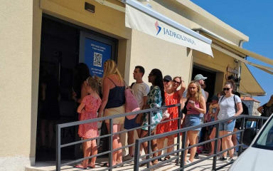 NIJE UGODNO! Putnici na vrućini čekaju u redu za karte! ‘Djeca su već nervozna, nemam gdje sjesti…’