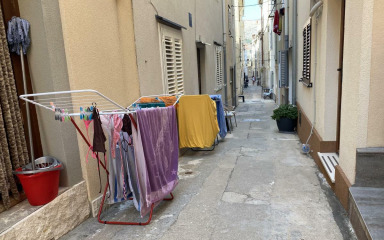 Odzvonilo sušilima, stolicama i stolovima na javnim površinama Paga