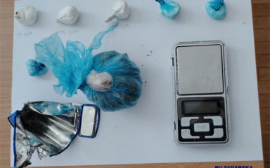 U Zadru tijekom pretrage policija oduzela marihuanu, speed i digitalnu vagu