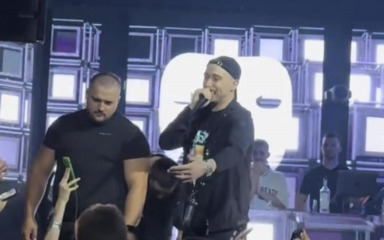 Skandal u Zadru! Srpski treper brutalno izvrijeđao mladića u publici, snimka se proširila internetom