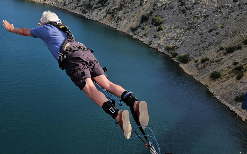 BUNGEE JUMPING Richard (82) postao najstariji skakač s Masleničkog mosta! Pogledajte njegov skok