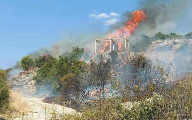 Izbio požar između Radašinovaca i Vrane, gašenje je u tijeku