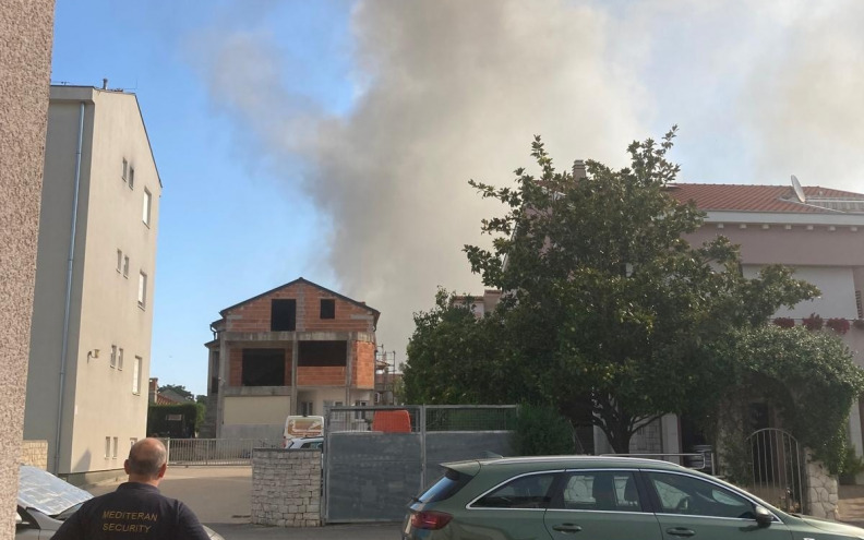 FOTO Buknuo požar na farmi peradi u Biogradu