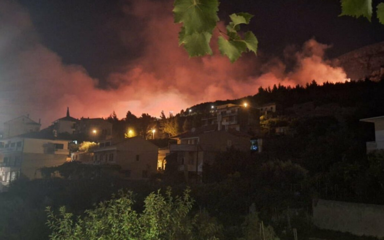 Veliki požar kod Jesenica, istočno od Splita: Gasi ga 150 vatrogasaca, brane kuće