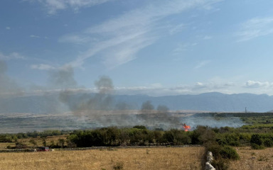 U Kolanu izbio požar otvorenog prostora, sve snage na terenu