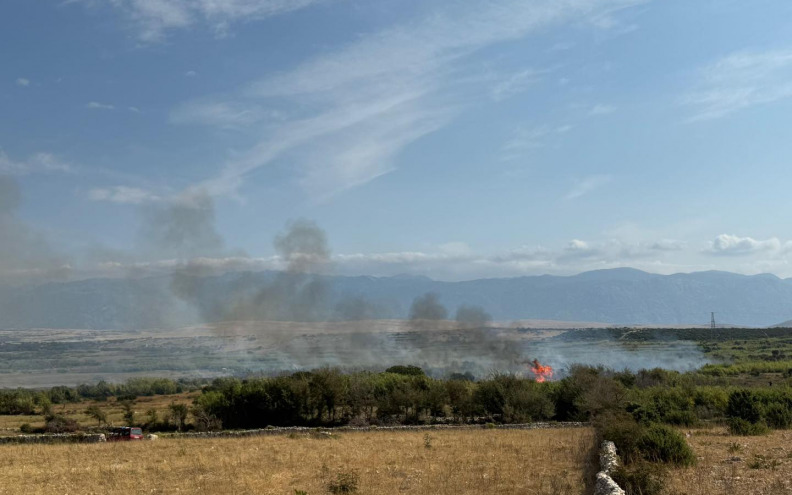 U Kolanu izbio požar otvorenog prostora, sve snage na terenu