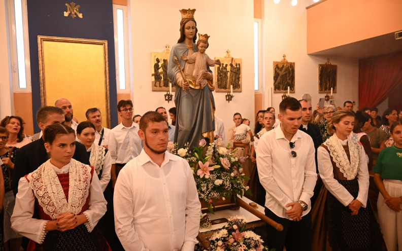VIDEO Na Stanovima proslavljen blagdan Kraljice mira uz misu i procesiju