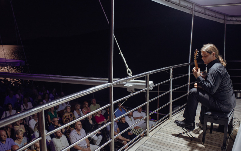 Gitarist Krešimir Bedek održao koncert na brodu pored stijena