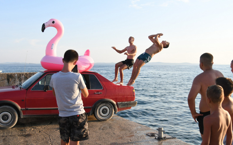 ATRAKCIJA NA VIRU Parkirali auto uz more i skakali s njega