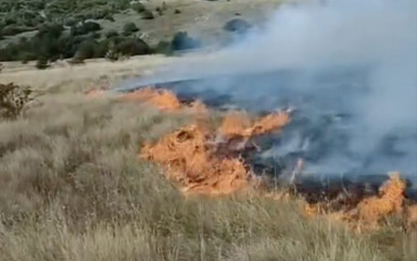 Požar u naselju Velika Popina kod Gračaca, gasili ga i kanaderi