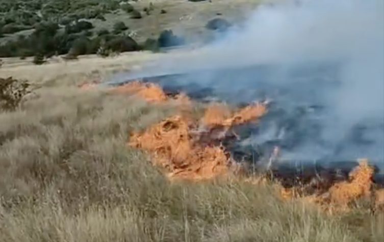 Požar u naselju Velika Popina kod Gračaca, gasili ga i kanaderi