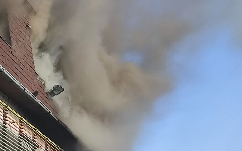 FOTO Veliki požar u Osijeku, gori poslovna zgrada u kojem je smješten i poznati autobusni prijevoznik