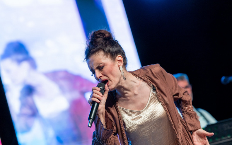 [FOTO] Posjetitelji svih generacija u Privlaci uživali u koncertu Doris Dragović