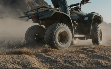 Quadom na Pagu sletio s ceste i udario zid, teško ozlijeđena putnica