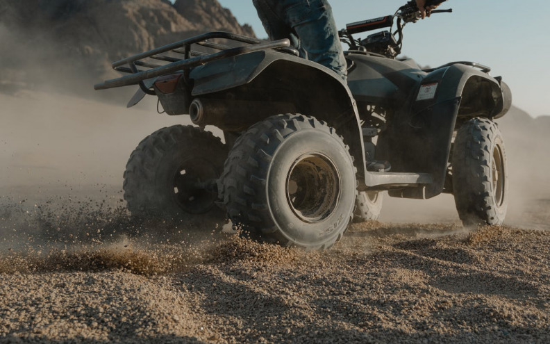 Quadom na Pagu sletio s ceste i udario zid, teško ozlijeđena putnica