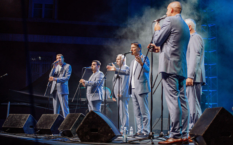 Zadarski Forum u znaku Intrada: Tomislav Bralić i klapa Intrade proslavili 40 godina sa svojim sugrađanima