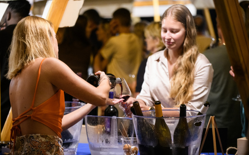 [FOTO]  Peto izdanje “Gastro&wine night” u Vrsima okupilo brojne ljubitelje dobre spize i vina