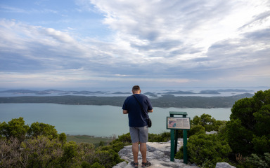 Kamenjak nudi pogled na Vransko jezero, otoke i netaknutu prirodu