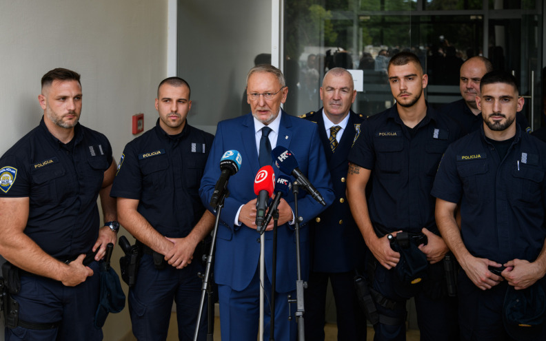 Nagrađeni zadarski policajci koji su iz požara spasili četveročlanu obitelj