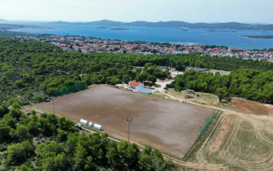 Novoj zori stiže novi travnjak