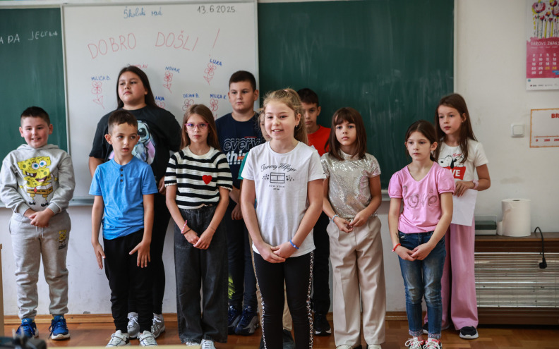 Vrijednih 12 školaraca u Srbu stigne učiti, ali i pomagati oko domaćih životinja