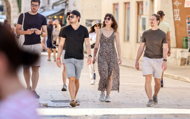 [FOTO] Zadrani i turisti uživali u điru gradom, evo koga smo sreli