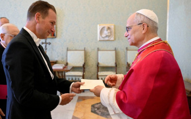 Trumpov veleposlanik papi donio rođendansku tortu