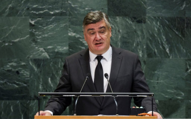 Milanović posjetio papu, pozvao ga u Hrvatsku