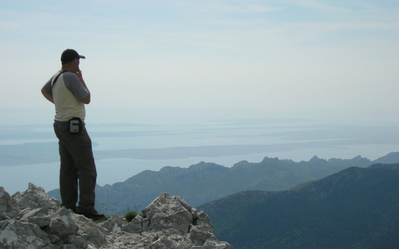 Kamen, šuma i plavo more u jednom panoramskom prizoru