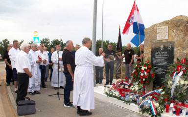 Pakoštanski župnik blagoslovio spomen obilježje poginulom branitelju Radi Maksanu