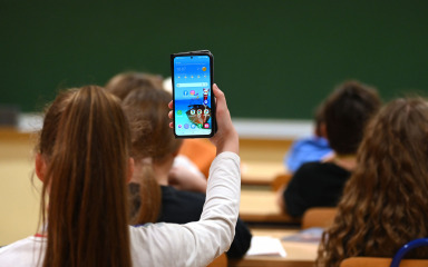Škole za zabranu mobitela i na odmoru, a roditelji protiv: ‘Ako se mobitel oduzme prvi put…’