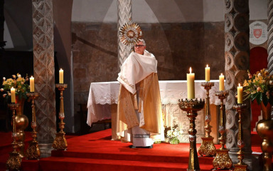 Nadbiskup Zgrablić poziva vjernike na trajno euharistijsko klanjanje