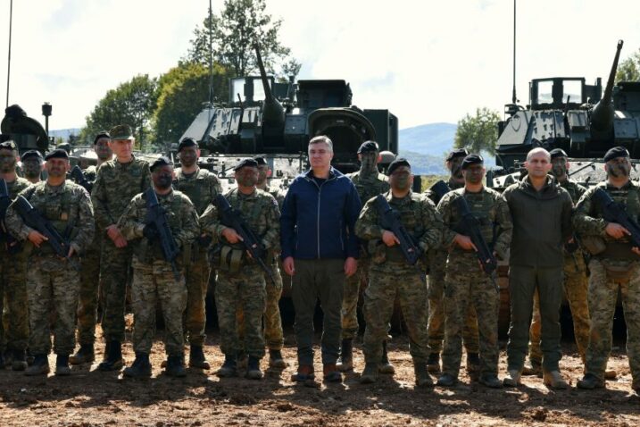 Milanović gledao vojnu vježbu kod Sunja: 
