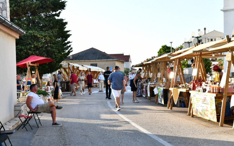 FEŠTA OD SIRA Manifestacija u Kolanu okupila sirare, goste i umjetnike