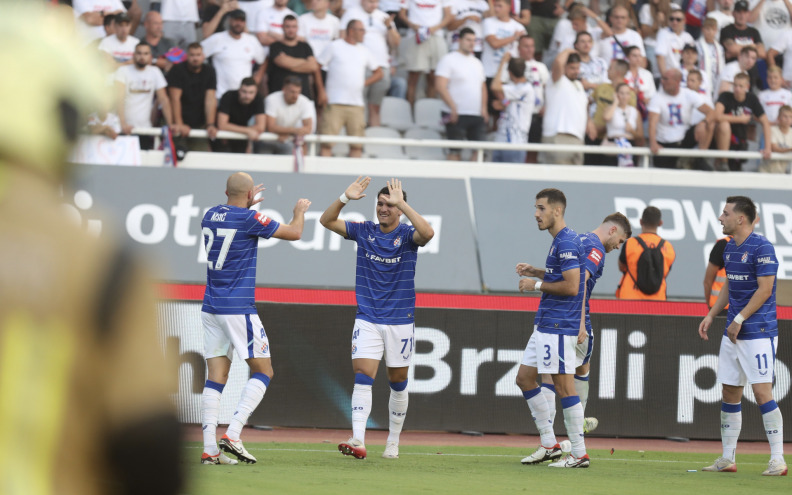 Dinamo na Poljudu nadigrao Hajduk i odvojio se na vrhu. Nije moglo ni bez bakljade