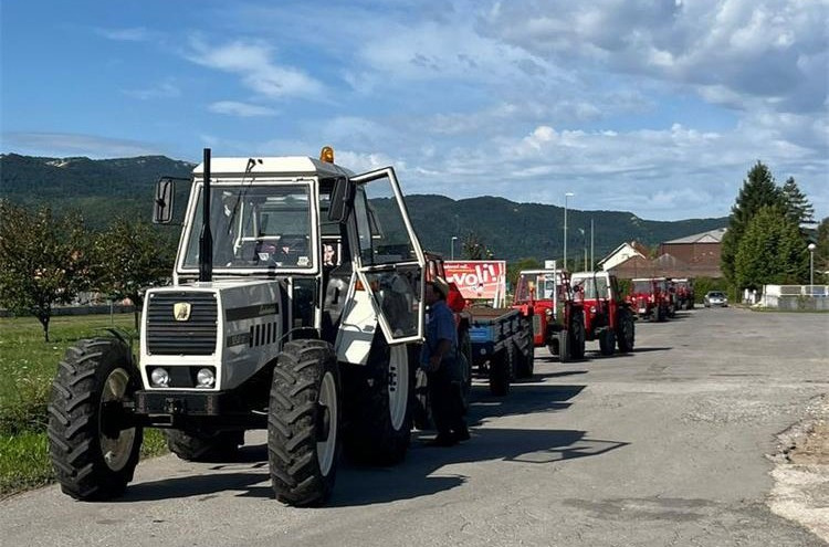Na terenu u Gračacu i Srbu tehnički pregled i registracija traktora