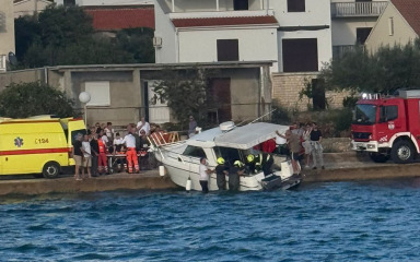 Brodica u Zadru u punoj brzini izletjela na obalu: ‘Ova dvojica su bili u nesvijesti…’