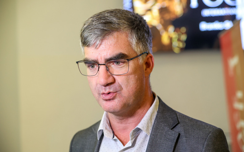 Na urušavanje stropa u dvorani reagirao i rektor Faričić: “Sveučilište nikada nije bilo u posjedu te dvorane”