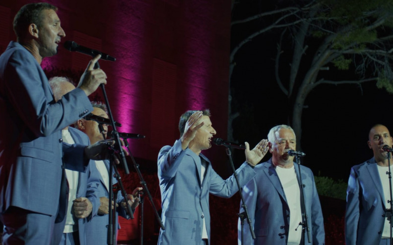 VIDEO Tomislav Bralić i klapa Intrade u novom spotu otkrivaju što se događa iza kulisa poznatog festivala