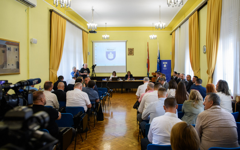 Burno na početku Županijske skupštine! 'Nitko ne zna koliko je poginulo civila i branitelja...'