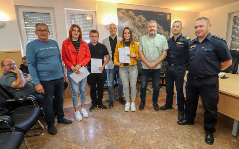 Bandira je dobila zapovjedni kadar i dvije vatrogaskinje