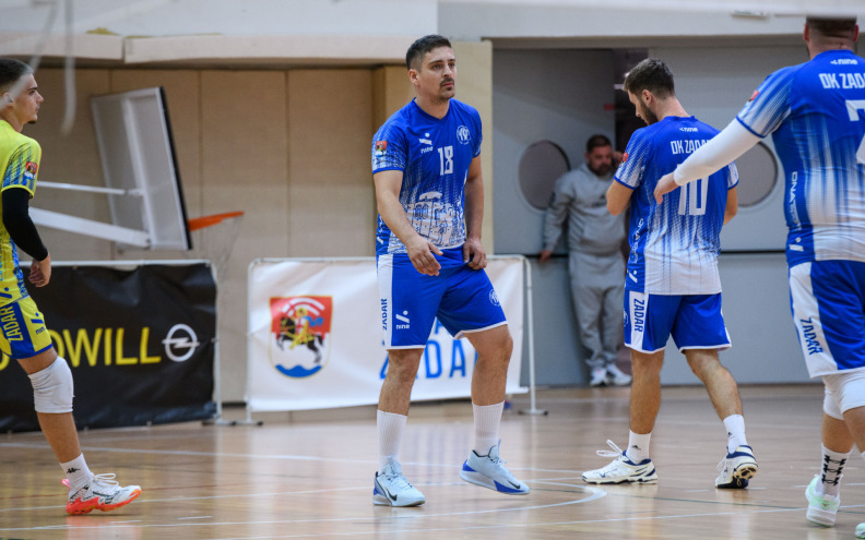 Odbojkaši i odbojkašice Zadra slavljenički kroz Kaštela i Zagreb