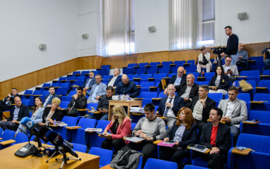 Nakon više od 11 sati rasprave, Gradsko vijeće još traje