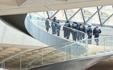 Filmska pljačka trajala je samo nekoliko minuta: Razbili su vitrine, uzeli plijen i otišli