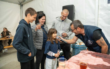 Najmlađa sudionica humanitarne kosavice u Privlaci ulovila najveću lignju