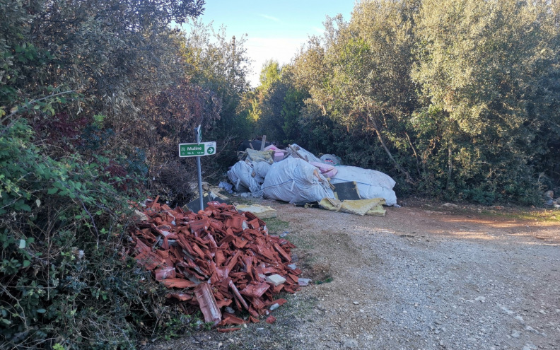 Na otoku Ugljanu niču divlji deponiji! ‘Najveći problem su ljudi koji sami sebi zagađuju okoliš…’