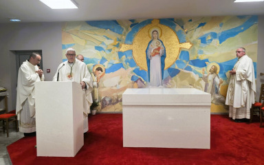 Nadbiskup Zgrablić blagoslovio oltar, ambon te kipove Bezgrešne i sv. Ivana Pavla II. na Bilom Brigu