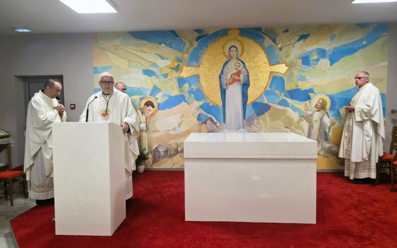 Nadbiskup Zgrablić blagoslovio oltar, ambon te kipove Bezgrešne i sv. Ivana Pavla II. na Bilom Brigu