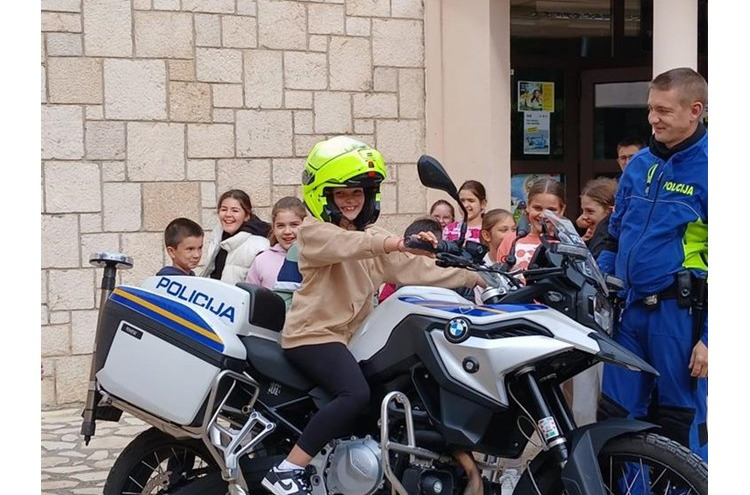 Zadarski učenici učili o sigurnosti u prometu: 'Dva kotača nisu igračka'